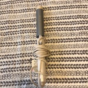 Jilbere hair curler.